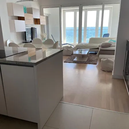 First Row To The Sea 아파트