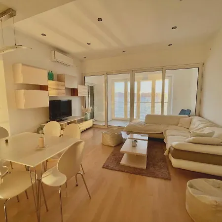 아파트 First Row To The Sea 오파티아