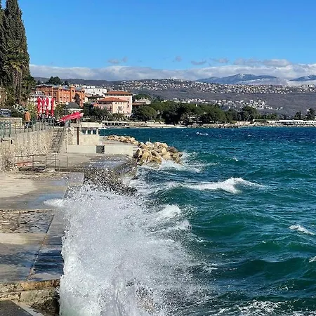 아파트 First Row To The Sea