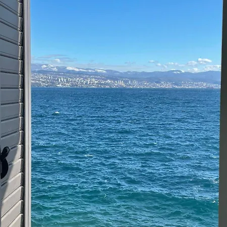 First Row To The Sea 오파티아