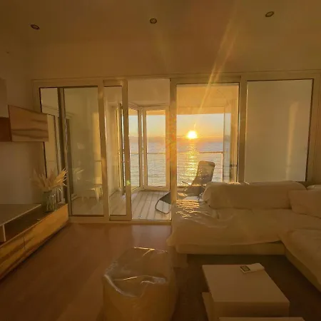 Apartment First Row To The Sea *