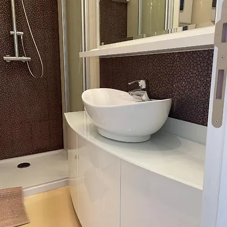 Apartman First Row To The Sea