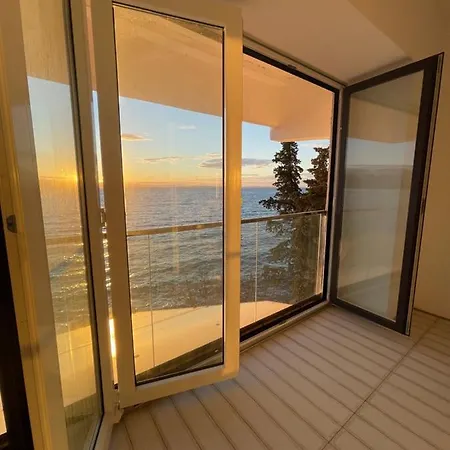 Apartman First Row To The Sea *