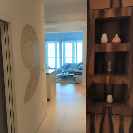 First Row To The Sea 아파트