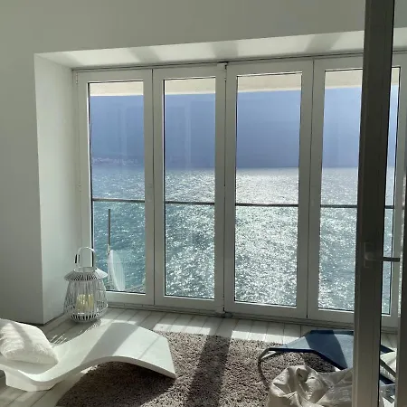 First Row To The Sea شقة