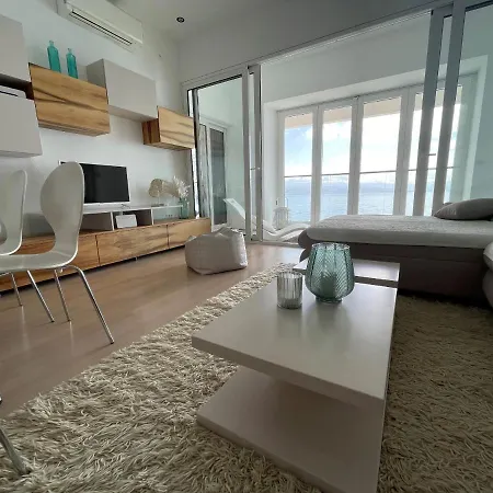 First Row To The Sea 아파트