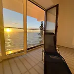 First Row To The Sea Apartament *