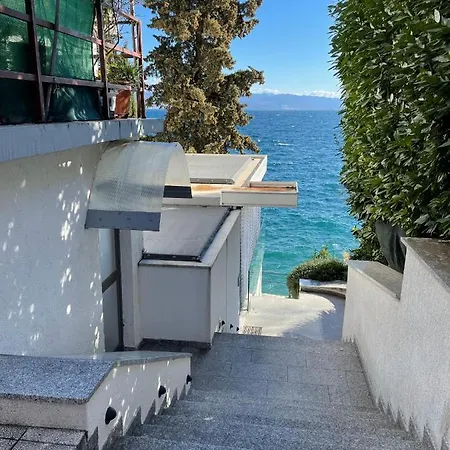 First Row To The Sea أوباتيا